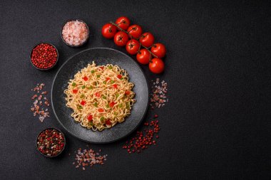 Asya yemeği, Çin yemeği ya da sebzeli Tayland pilavı ve et. Pirinç eriştesi tasarımınız için gıda arka planıdır.