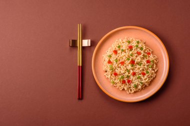 Asya yemeği, Çin yemeği ya da sebzeli Tayland pilavı ve et. Pirinç eriştesi tasarımınız için gıda arka planıdır.