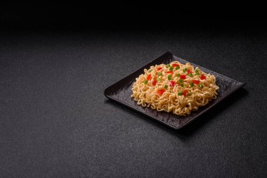 Asya yemeği, Çin yemeği ya da sebzeli Tayland pilavı ve et. Pirinç eriştesi tasarımınız için gıda arka planıdır.