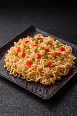 Asya yemeği, Çin yemeği ya da sebzeli Tayland pilavı ve et. Pirinç eriştesi tasarımınız için gıda arka planıdır.