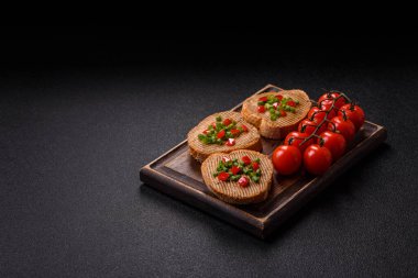 Ekmek, mantar, fasulye ezmesi ve sebzeli vejetaryen sandviçi. Tasarımınız için yemek arkaplanı olarak vejetaryen ezmeli sandviçler