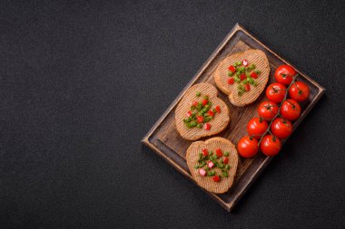 Ekmek, mantar, fasulye ezmesi ve sebzeli vejetaryen sandviçi. Tasarımınız için yemek arkaplanı olarak vejetaryen ezmeli sandviçler