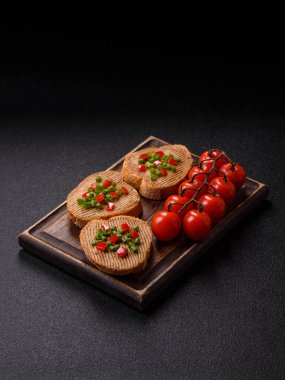 Ekmek, mantar, fasulye ezmesi ve sebzeli vejetaryen sandviçi. Tasarımınız için yemek arkaplanı olarak vejetaryen ezmeli sandviçler