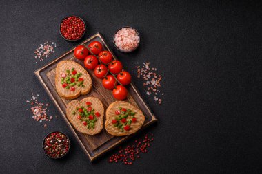 Ekmek, mantar, fasulye ezmesi ve sebzeli vejetaryen sandviçi. Tasarımınız için yemek arkaplanı olarak vejetaryen ezmeli sandviçler