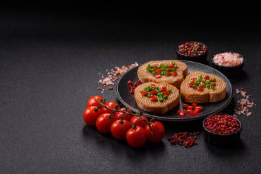 Ekmek, mantar, fasulye ezmesi ve sebzeli vejetaryen sandviçi. Tasarımınız için yemek arkaplanı olarak vejetaryen ezmeli sandviçler