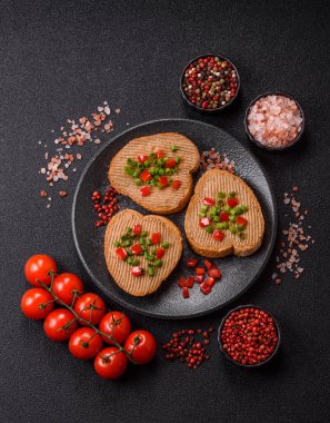 Ekmek, mantar, fasulye ezmesi ve sebzeli vejetaryen sandviçi. Tasarımınız için yemek arkaplanı olarak vejetaryen ezmeli sandviçler