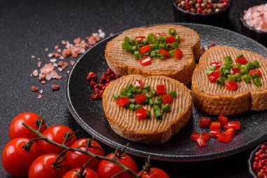 Ekmek, mantar, fasulye ezmesi ve sebzeli vejetaryen sandviçi. Tasarımınız için yemek arkaplanı olarak vejetaryen ezmeli sandviçler