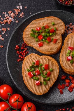 Ekmek, mantar, fasulye ezmesi ve sebzeli vejetaryen sandviçi. Tasarımınız için yemek arkaplanı olarak vejetaryen ezmeli sandviçler