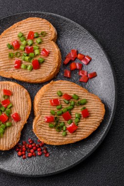 Ekmek, mantar, fasulye ezmesi ve sebzeli vejetaryen sandviçi. Tasarımınız için yemek arkaplanı olarak vejetaryen ezmeli sandviçler