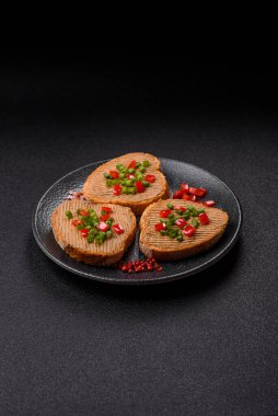 Ekmek, mantar, fasulye ezmesi ve sebzeli vejetaryen sandviçi. Tasarımınız için yemek arkaplanı olarak vejetaryen ezmeli sandviçler