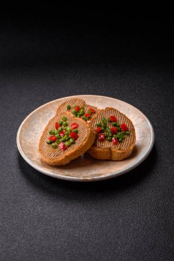 Ekmek, mantar, fasulye ezmesi ve sebzeli vejetaryen sandviçi. Tasarımınız için yemek arkaplanı olarak vejetaryen ezmeli sandviçler