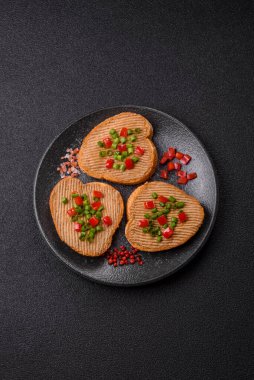 Ekmek, mantar, fasulye ezmesi ve sebzeli vejetaryen sandviçi. Tasarımınız için yemek arkaplanı olarak vejetaryen ezmeli sandviçler