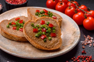 Ekmek, mantar, fasulye ezmesi ve sebzeli vejetaryen sandviçi. Tasarımınız için yemek arkaplanı olarak vejetaryen ezmeli sandviçler