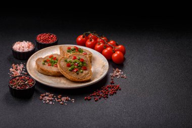 Ekmek, mantar, fasulye ezmesi ve sebzeli vejetaryen sandviçi. Tasarımınız için yemek arkaplanı olarak vejetaryen ezmeli sandviçler