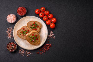 Ekmek, mantar, fasulye ezmesi ve sebzeli vejetaryen sandviçi. Tasarımınız için yemek arkaplanı olarak vejetaryen ezmeli sandviçler