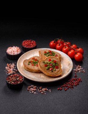 Ekmek, mantar, fasulye ezmesi ve sebzeli vejetaryen sandviçi. Tasarımınız için yemek arkaplanı olarak vejetaryen ezmeli sandviçler