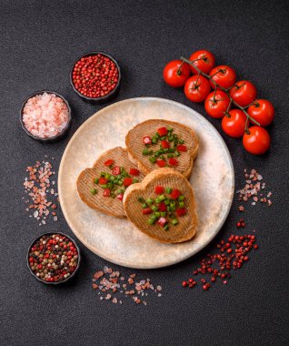 Ekmek, mantar, fasulye ezmesi ve sebzeli vejetaryen sandviçi. Tasarımınız için yemek arkaplanı olarak vejetaryen ezmeli sandviçler