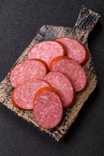 Dilimlenmiş salam sosisi, yiyecek olarak kurutulmuş et. Şenlik masası için dilimlenmiş salam sosisli antipasto.