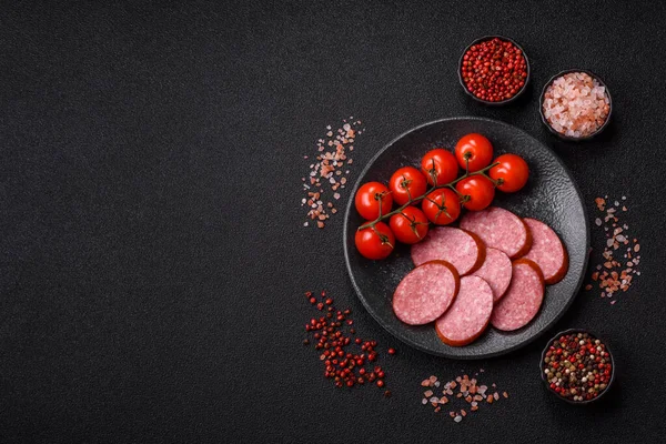 Dilimlenmiş salam sosisi, yiyecek olarak kurutulmuş et. Şenlik masası için dilimlenmiş salam sosisli antipasto.