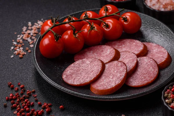 Dilimlenmiş salam sosisi, yiyecek olarak kurutulmuş et. Şenlik masası için dilimlenmiş salam sosisli antipasto.