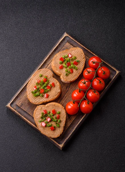 Ekmek, mantar, fasulye ezmesi ve sebzeli vejetaryen sandviçi. Tasarımınız için yemek arkaplanı olarak vejetaryen ezmeli sandviçler