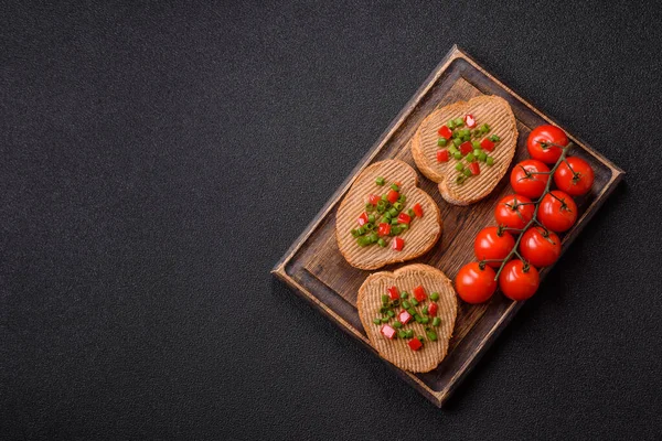 Ekmek, mantar, fasulye ezmesi ve sebzeli vejetaryen sandviçi. Tasarımınız için yemek arkaplanı olarak vejetaryen ezmeli sandviçler