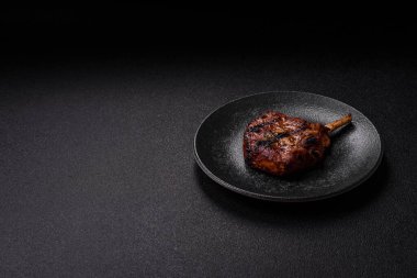 Biftek, biftek ya da kemiğe domuz eti, ızgarada et, biberiye, tuz ve baharatla pişirilmiş. Tasarımın için yemek arkaplanı olarak kemiğe biftek.