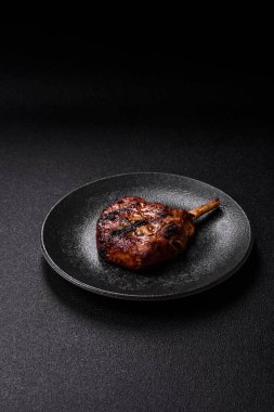 Biftek, biftek ya da kemiğe domuz eti, ızgarada et, biberiye, tuz ve baharatla pişirilmiş. Tasarımın için yemek arkaplanı olarak kemiğe biftek.