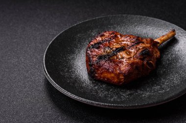 Biftek, biftek ya da kemiğe domuz eti, ızgarada et, biberiye, tuz ve baharatla pişirilmiş. Tasarımın için yemek arkaplanı olarak kemiğe biftek.