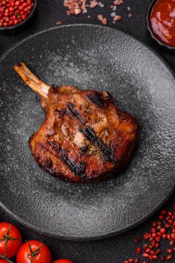 Biftek, biftek ya da kemiğe domuz eti, ızgarada et, biberiye, tuz ve baharatla pişirilmiş. Tasarımın için yemek arkaplanı olarak kemiğe biftek.