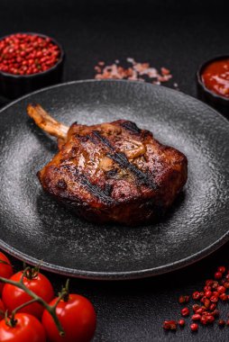 Biftek, biftek ya da kemiğe domuz eti, ızgarada et, biberiye, tuz ve baharatla pişirilmiş. Tasarımın için yemek arkaplanı olarak kemiğe biftek.