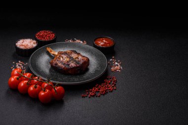 Biftek, biftek ya da kemiğe domuz eti, ızgarada et, biberiye, tuz ve baharatla pişirilmiş. Tasarımın için yemek arkaplanı olarak kemiğe biftek.