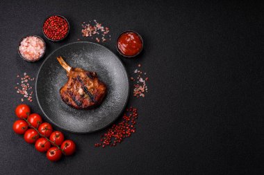 Biftek, biftek ya da kemiğe domuz eti, ızgarada et, biberiye, tuz ve baharatla pişirilmiş. Tasarımın için yemek arkaplanı olarak kemiğe biftek.