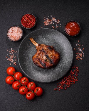 Biftek, biftek ya da kemiğe domuz eti, ızgarada et, biberiye, tuz ve baharatla pişirilmiş. Tasarımın için yemek arkaplanı olarak kemiğe biftek.