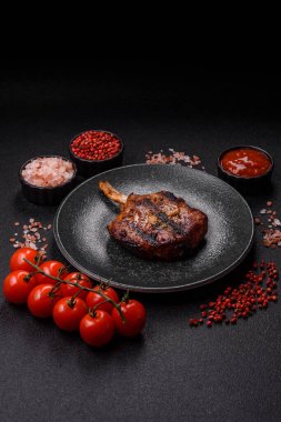 Biftek, biftek ya da kemiğe domuz eti, ızgarada et, biberiye, tuz ve baharatla pişirilmiş. Tasarımın için yemek arkaplanı olarak kemiğe biftek.