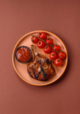 Biftek, biftek ya da kemiğe domuz eti, ızgarada et, biberiye, tuz ve baharatla pişirilmiş. Tasarımın için yemek arkaplanı olarak kemiğe biftek.