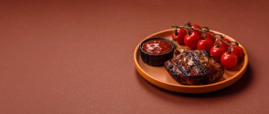 Biftek, biftek ya da kemiğe domuz eti, ızgarada et, biberiye, tuz ve baharatla pişirilmiş. Tasarımın için yemek arkaplanı olarak kemiğe biftek.