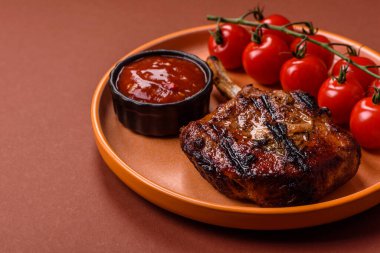 Biftek, biftek ya da kemiğe domuz eti, ızgarada et, biberiye, tuz ve baharatla pişirilmiş. Tasarımın için yemek arkaplanı olarak kemiğe biftek.