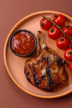 Biftek, biftek ya da kemiğe domuz eti, ızgarada et, biberiye, tuz ve baharatla pişirilmiş. Tasarımın için yemek arkaplanı olarak kemiğe biftek.