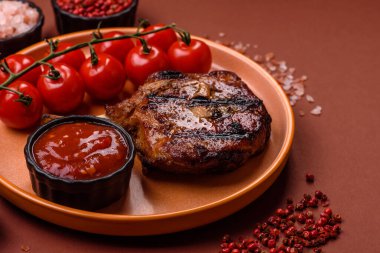 Biftek, biftek ya da kemiğe domuz eti, ızgarada et, biberiye, tuz ve baharatla pişirilmiş. Tasarımın için yemek arkaplanı olarak kemiğe biftek.