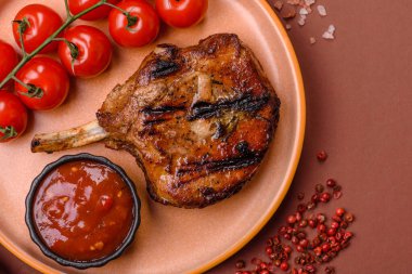 Biftek, biftek ya da kemiğe domuz eti, ızgarada et, biberiye, tuz ve baharatla pişirilmiş. Tasarımın için yemek arkaplanı olarak kemiğe biftek.