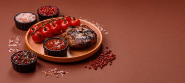 Biftek, biftek ya da kemiğe domuz eti, ızgarada et, biberiye, tuz ve baharatla pişirilmiş. Tasarımın için yemek arkaplanı olarak kemiğe biftek.