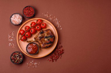 Biftek, biftek ya da kemiğe domuz eti, ızgarada et, biberiye, tuz ve baharatla pişirilmiş. Tasarımın için yemek arkaplanı olarak kemiğe biftek.