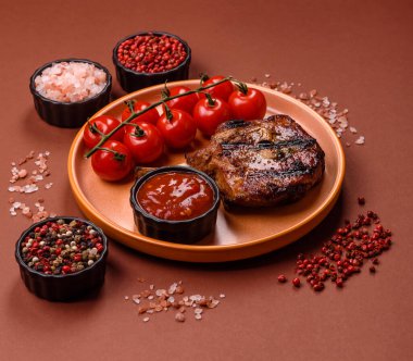 Biftek, biftek ya da kemiğe domuz eti, ızgarada et, biberiye, tuz ve baharatla pişirilmiş. Tasarımın için yemek arkaplanı olarak kemiğe biftek.