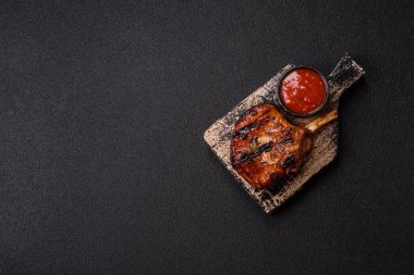 Biftek, biftek ya da kemiğe domuz eti, ızgarada et, biberiye, tuz ve baharatla pişirilmiş. Tasarımın için yemek arkaplanı olarak kemiğe biftek.