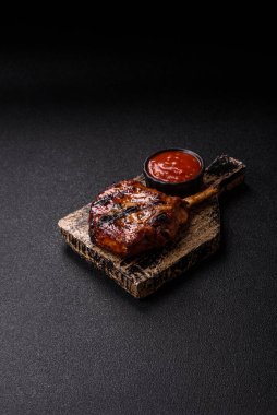 Biftek, biftek ya da kemiğe domuz eti, ızgarada et, biberiye, tuz ve baharatla pişirilmiş. Tasarımın için yemek arkaplanı olarak kemiğe biftek.