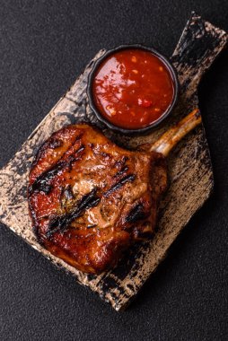 Biftek, biftek ya da kemiğe domuz eti, ızgarada et, biberiye, tuz ve baharatla pişirilmiş. Tasarımın için yemek arkaplanı olarak kemiğe biftek.