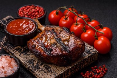 Biftek, biftek ya da kemiğe domuz eti, ızgarada et, biberiye, tuz ve baharatla pişirilmiş. Tasarımın için yemek arkaplanı olarak kemiğe biftek.