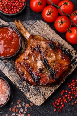 Biftek, biftek ya da kemiğe domuz eti, ızgarada et, biberiye, tuz ve baharatla pişirilmiş. Tasarımın için yemek arkaplanı olarak kemiğe biftek.