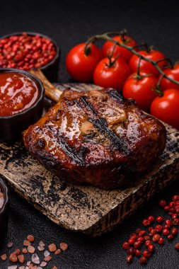 Biftek, biftek ya da kemiğe domuz eti, ızgarada et, biberiye, tuz ve baharatla pişirilmiş. Tasarımın için yemek arkaplanı olarak kemiğe biftek.